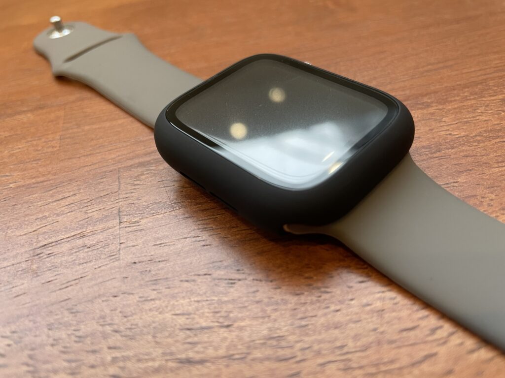 Apple Watchの保護ケースはこれ一択！今までの付けにくい剥がれやすいがこれ1つで解決！
