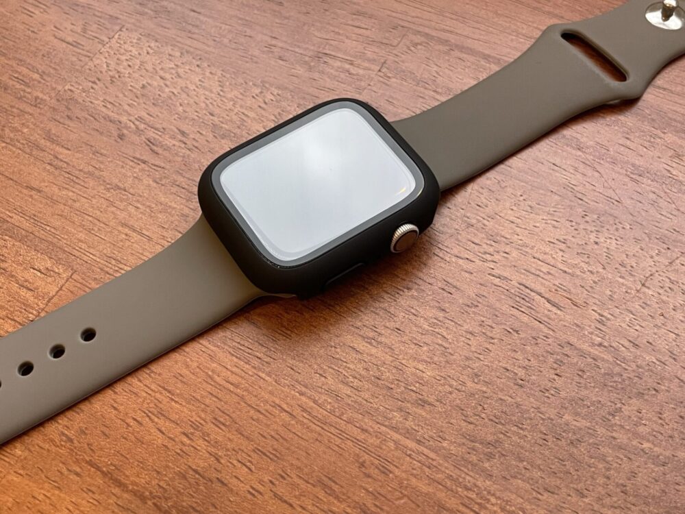 Apple Watchの保護ケースはこれ一択！今までの付けにくい剥がれやすいがこれ1つで解決！